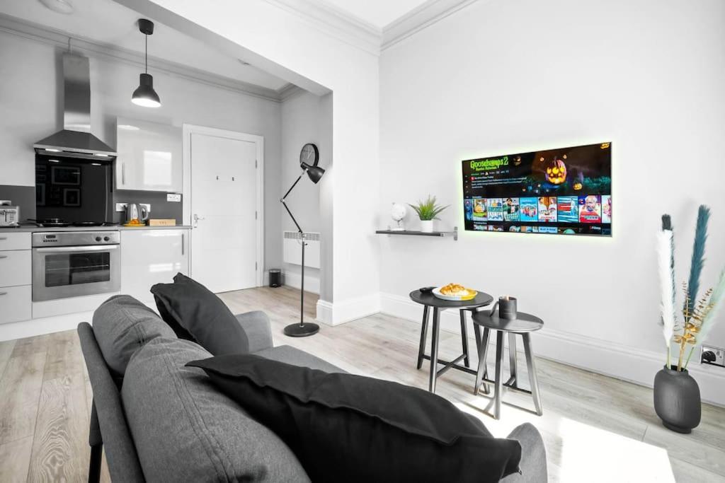 Modern Centre Studio - Free On-site Parking *